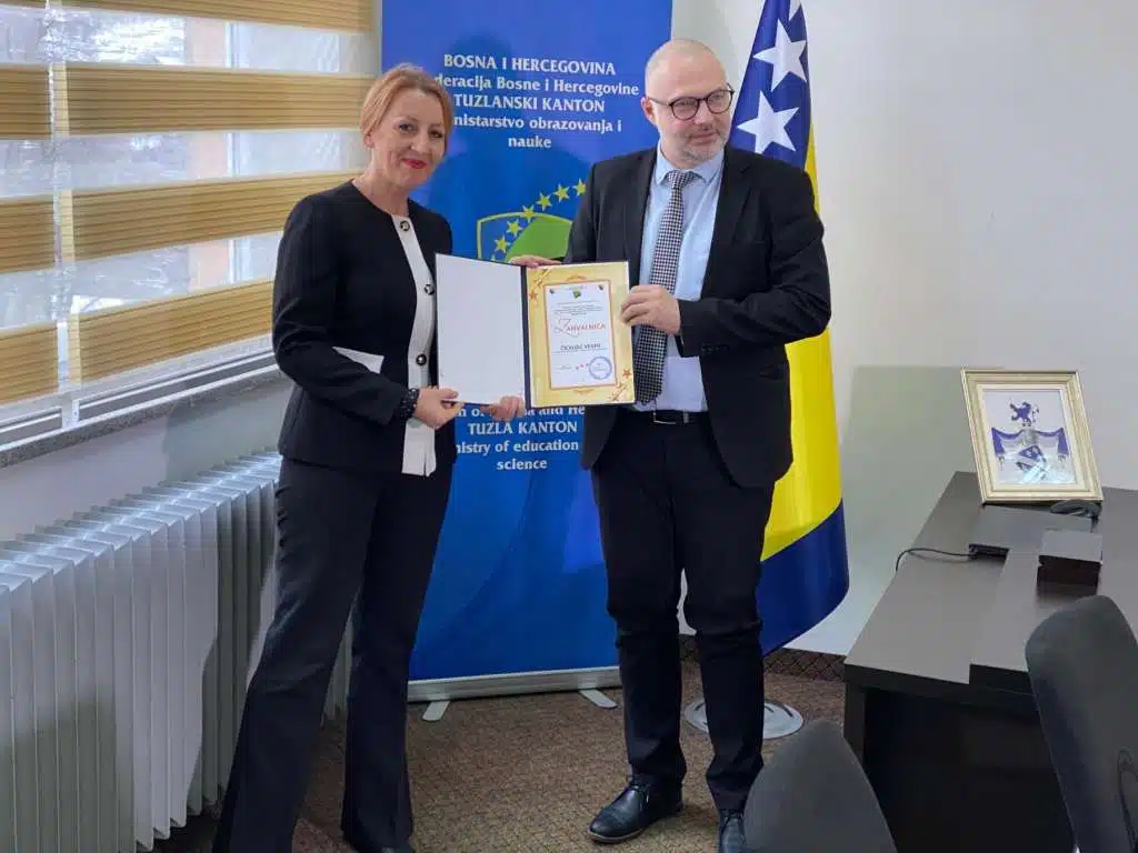 Vlada TK – Uručena javna priznanja za doprinos u oblasti obrazovanja |