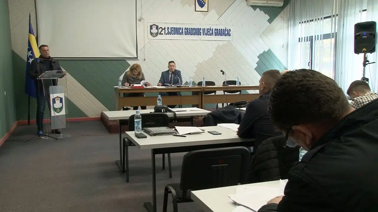 GV Gradačac utvrdilo visine naknada za korištenje javne površine,  neizgrađenog građevinskog zemljišta i taksi stajališta | RTVTK