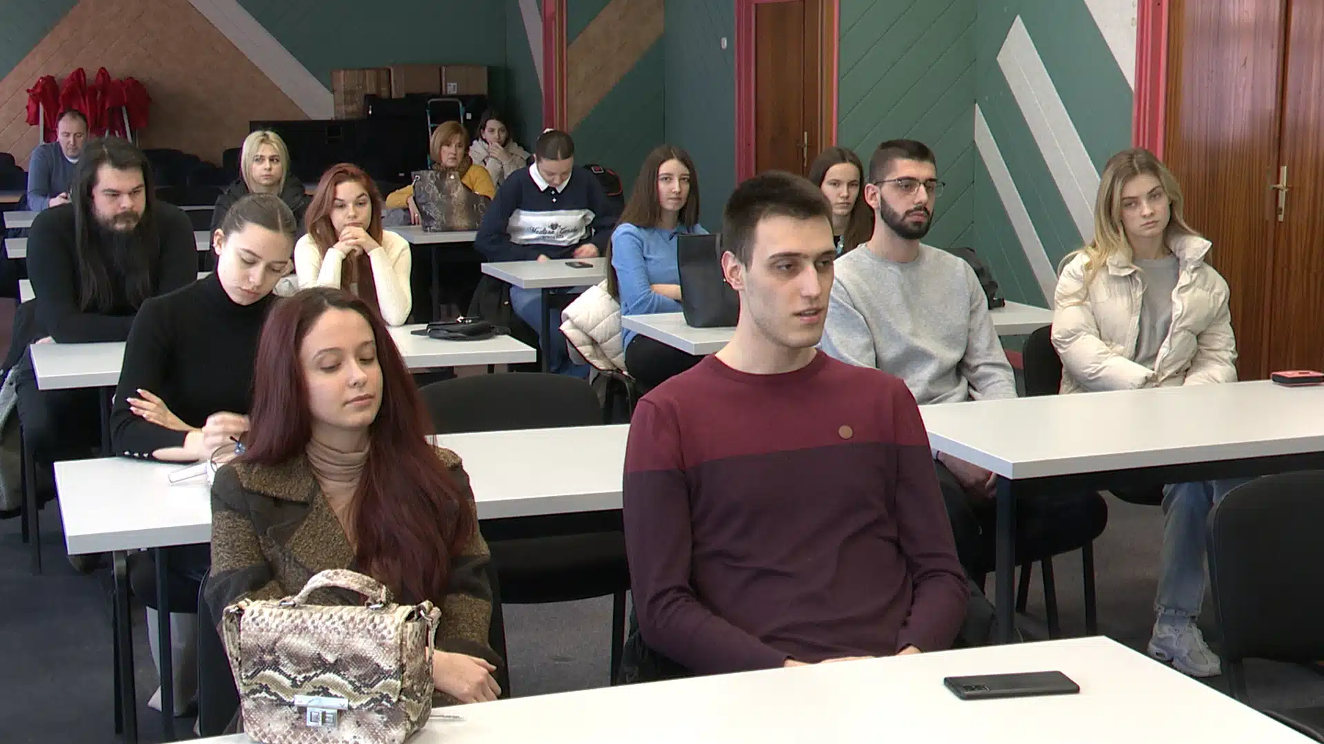 Grad Gradačac nastavlja sa stipendiranjem učenika i studenata .