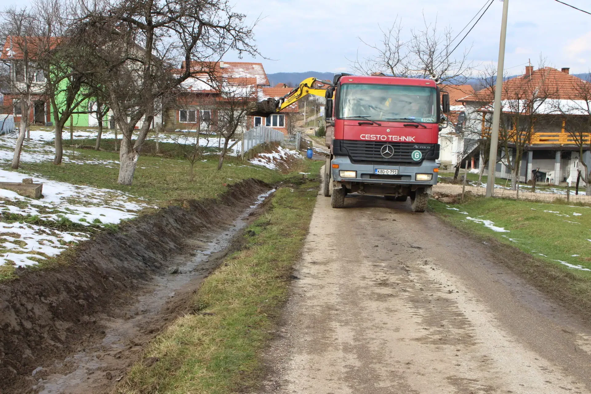 Tuzla: U toku radovi na čišćenju i održavanju putnih kanala u tuzlanskom naselju Vasići