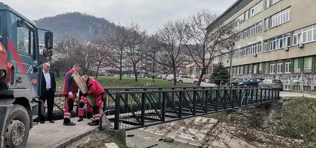 Pješački most kod Mješovite srednje mašinske škole u završnoj fazi |