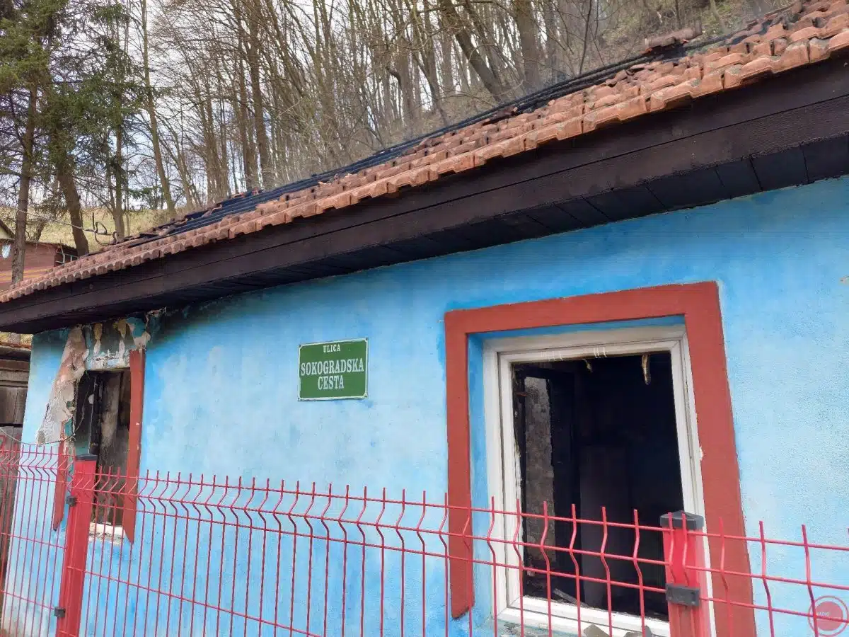 Grad pruža maksimalnu pomoć mladiću čija je kuća stradala u požaru –