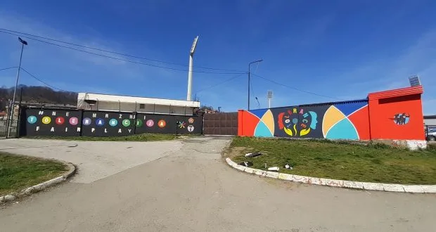 Oslikan mural tolerancije koji krasi zidove sportskog stadiona Tušanj