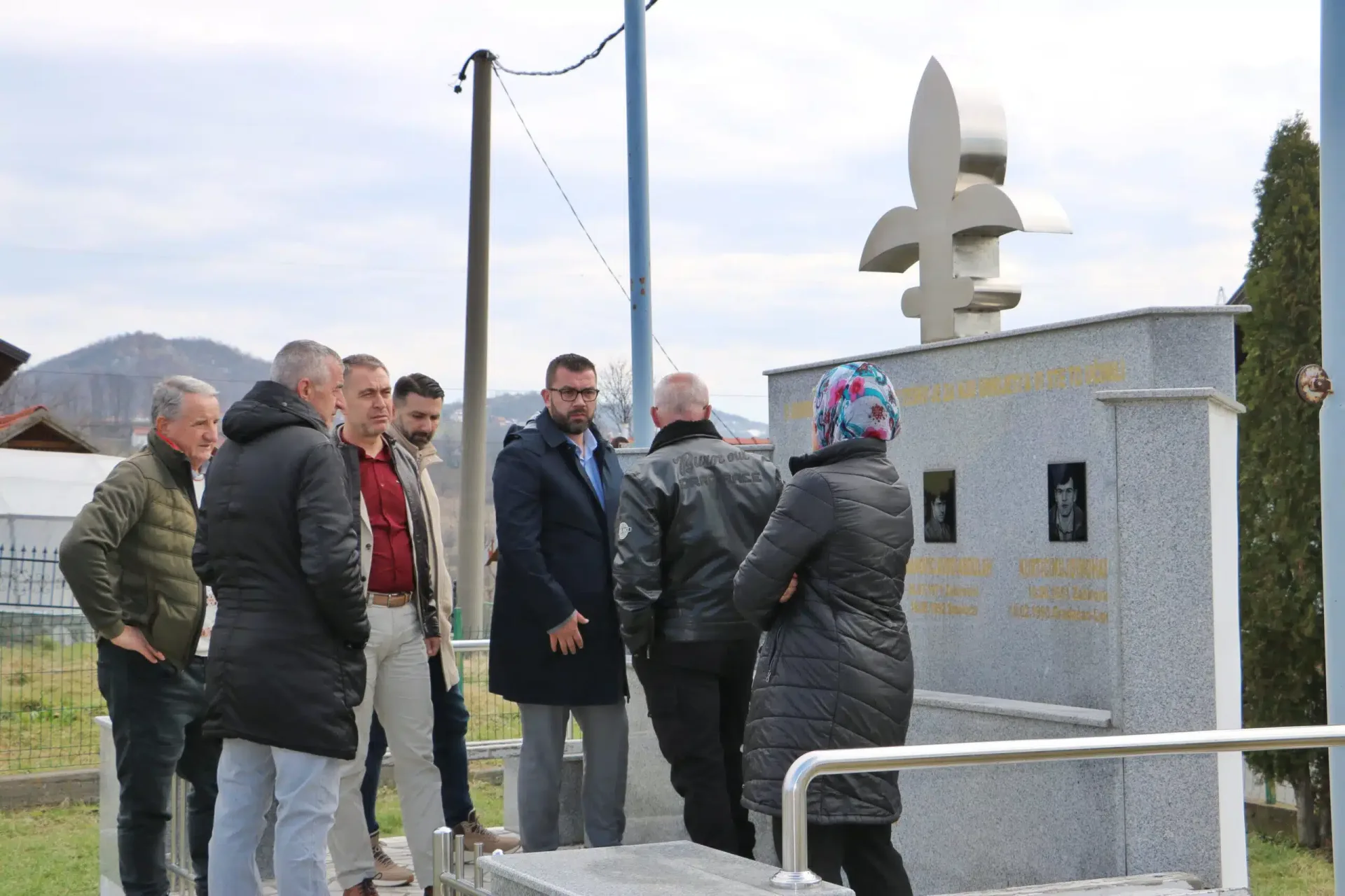 Oskrnavljen šehidski spomenik u Zahirovićima – Ispisani uvredljivi grafiti i razbijena stakla