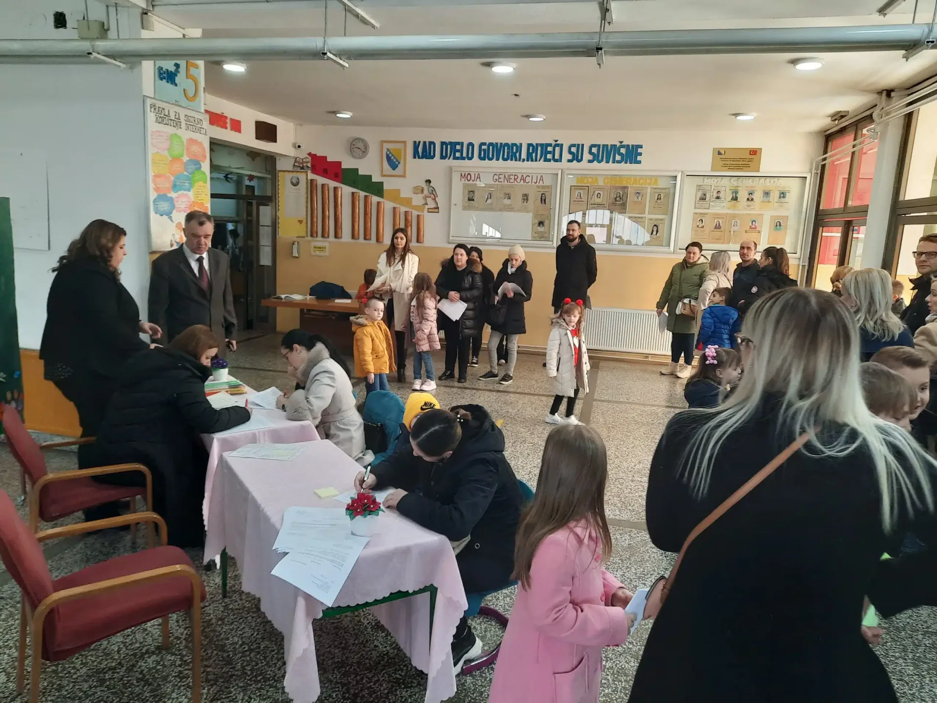 Počeo upis prvačića u Prvoj i Drugoj osnovnoj školi u Živinicama