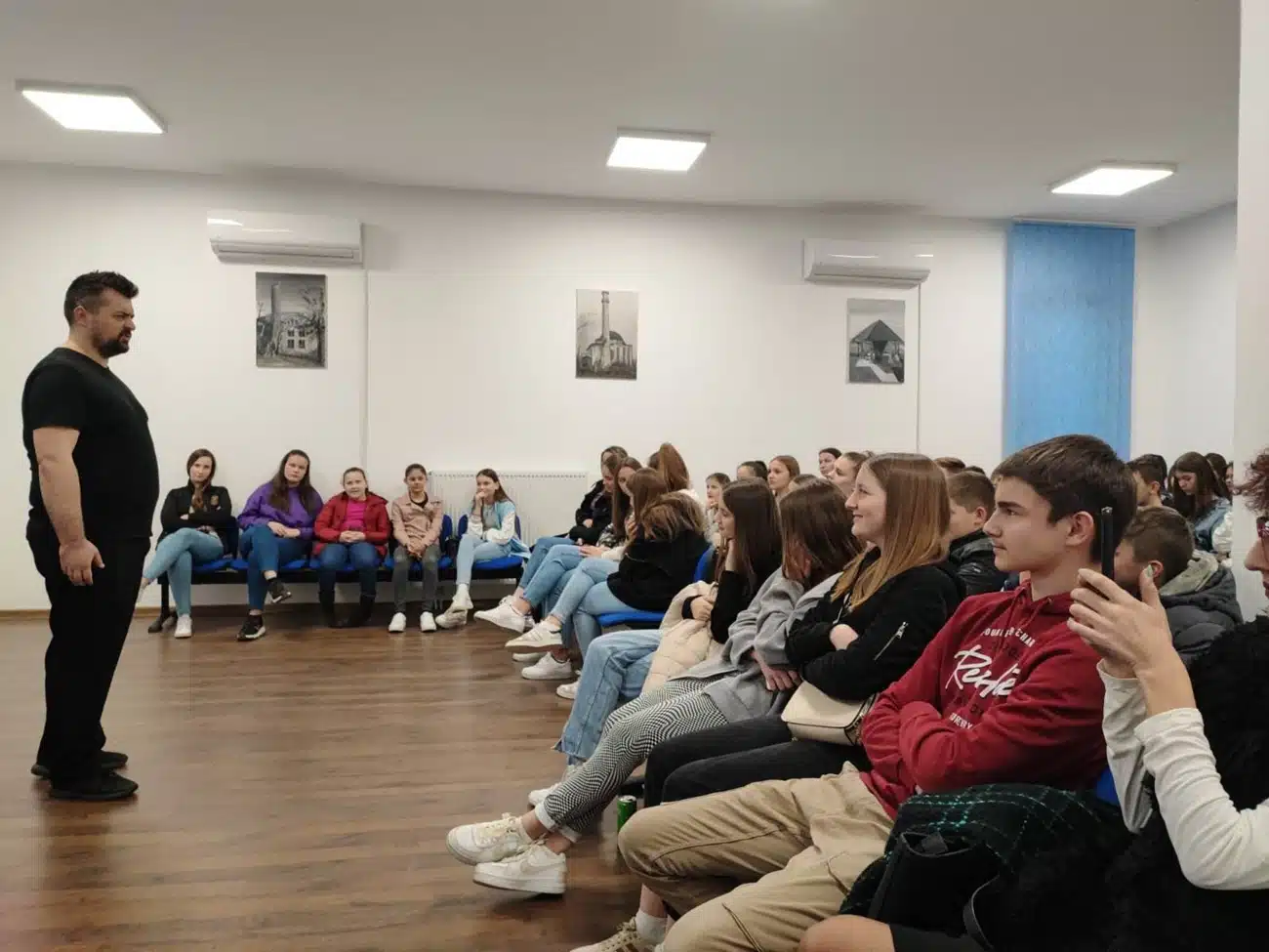 Monodrama “Rod i dom” i Irfan Kasumović oduševili teočanske osnovce (FOTO)
