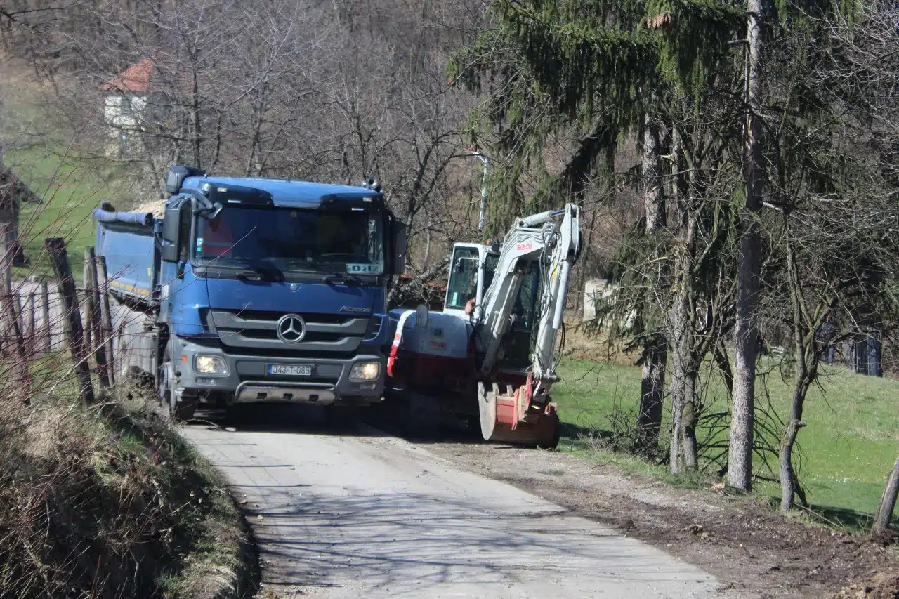 Počeli radovi na rekonstrukciji i asfaltiranju lokalnog puta u Vitinici (FOTO)