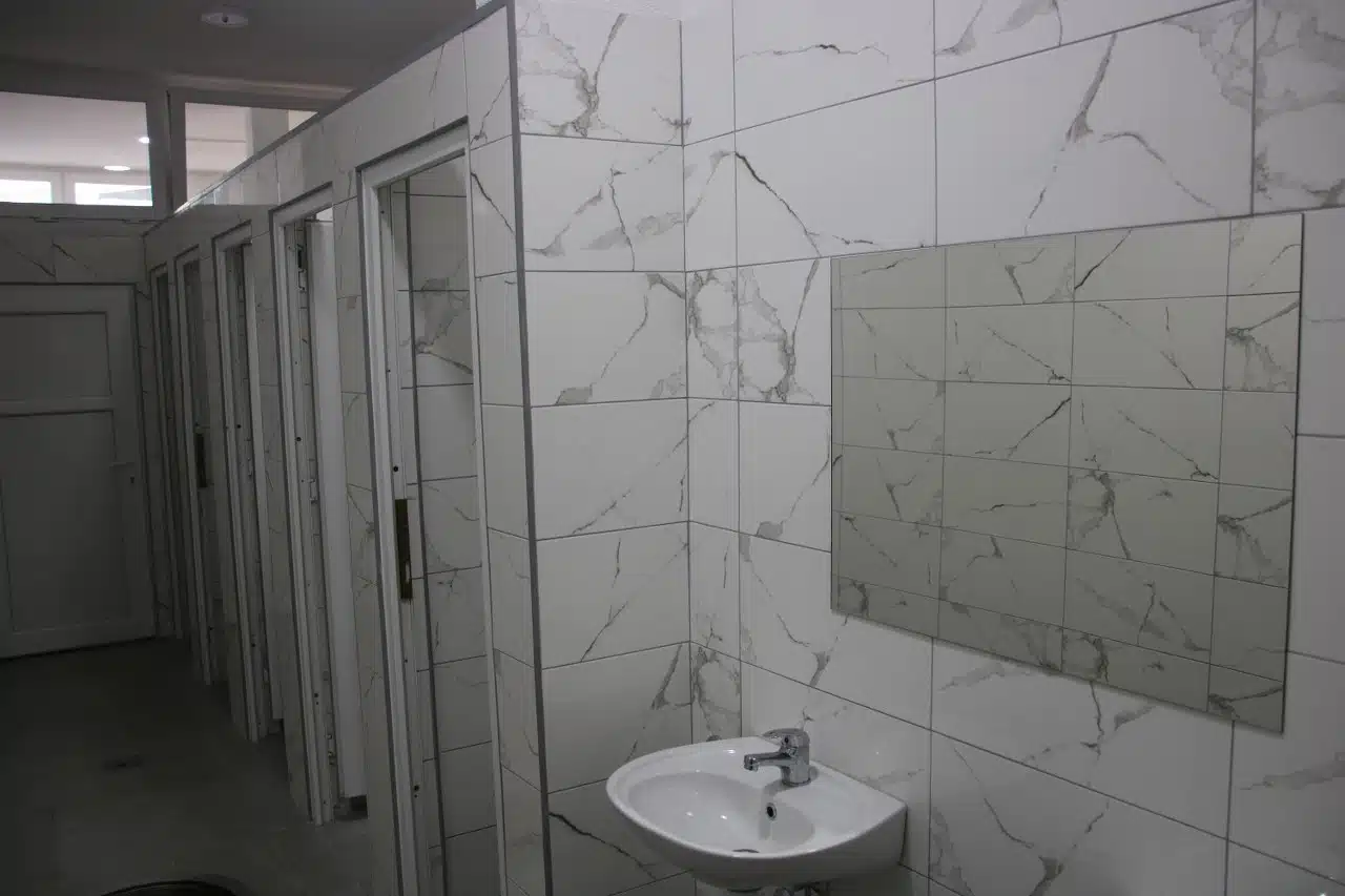 Završen projekat renoviranja mokrih čvorova u OŠ “Sapna” (FOTO)