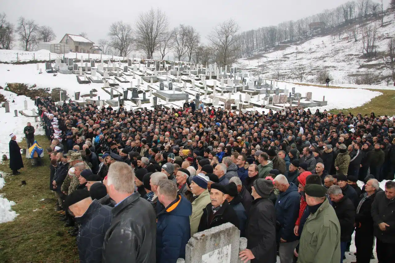 Više od hiljadu ljudi na vječni svijet ispratilo legendarnog komandanta Edhema Omerovića Titu (AUDIO+FOTO)