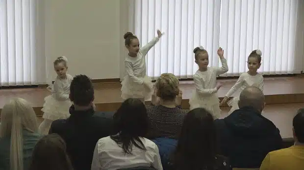 (Video) Povodom obilježavanja 8. marta u Ateljeu “Ismet Mujezinović” održan “Cvijetni plesno-baletni recital” |