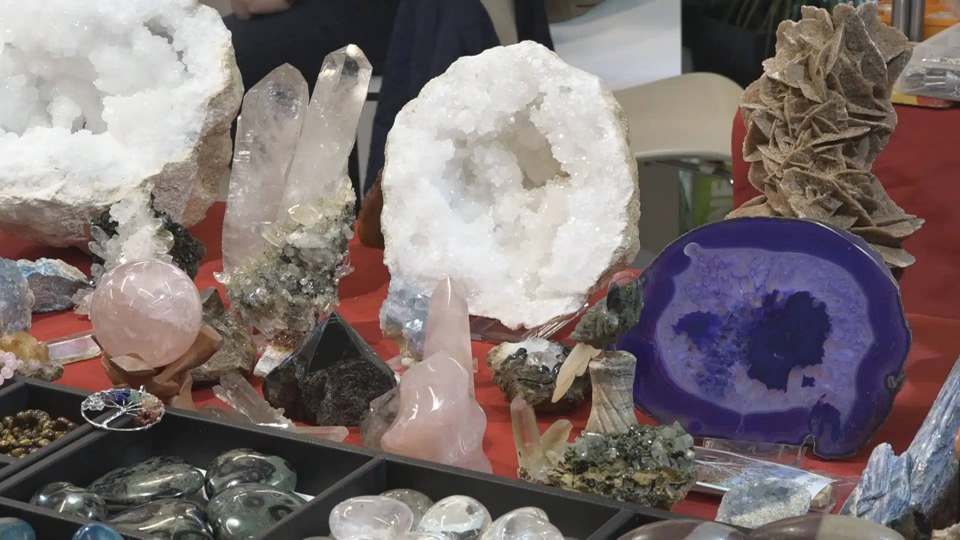 (Video) “Priča za vikend”: Posjetioci 2. Međunarodnog Sajma dragog, poludragog kamenja, minerala i fosila imali priliku vidjeti fascinantne eksponate iz naše zemlje ali i svijeta |