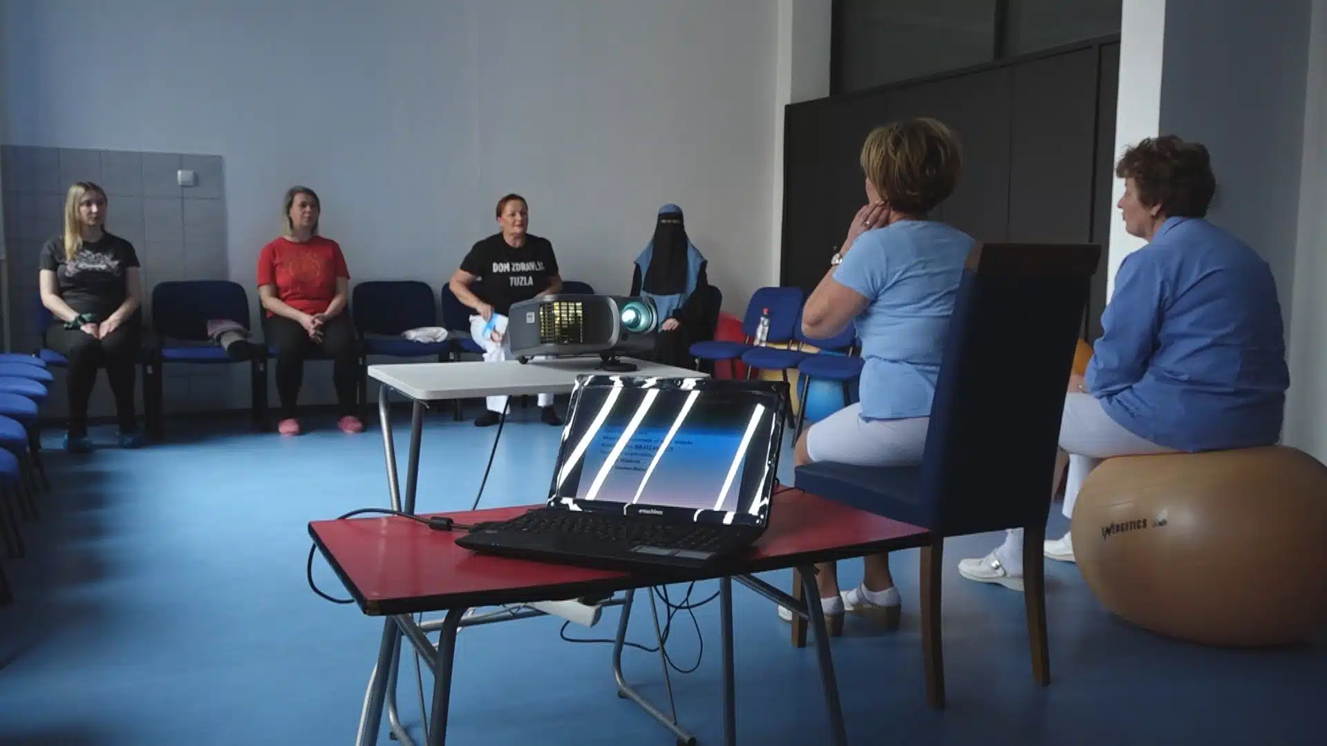 (VIDEO) Škola za trudnice u tuzlanskom Domu zdravlja, priprema žene za porođaj bez straha