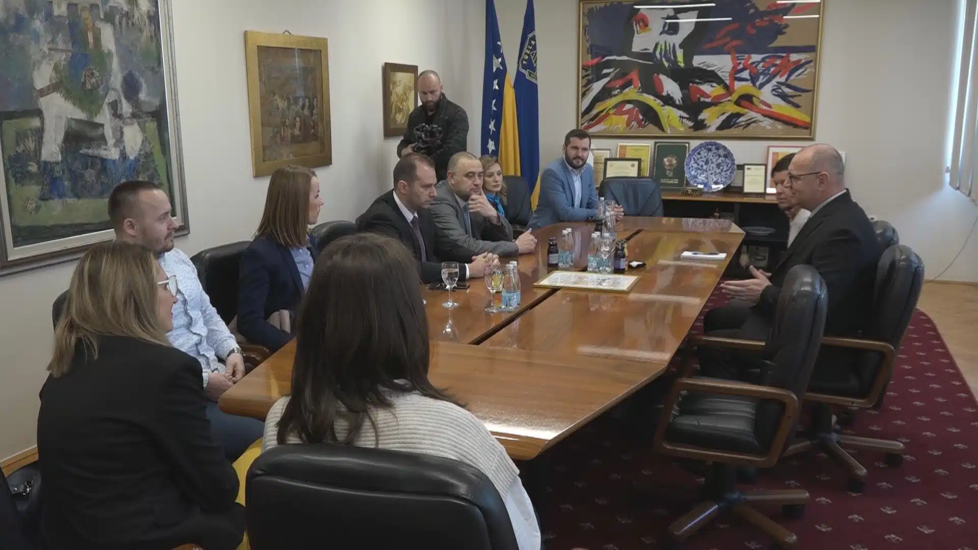 (Video) Grad Tuzla: Prijem za organizatore humanitarne kampanje tokom koje je nabavljen ultrazvučni aparat za Kliniku za dječije bolesti |