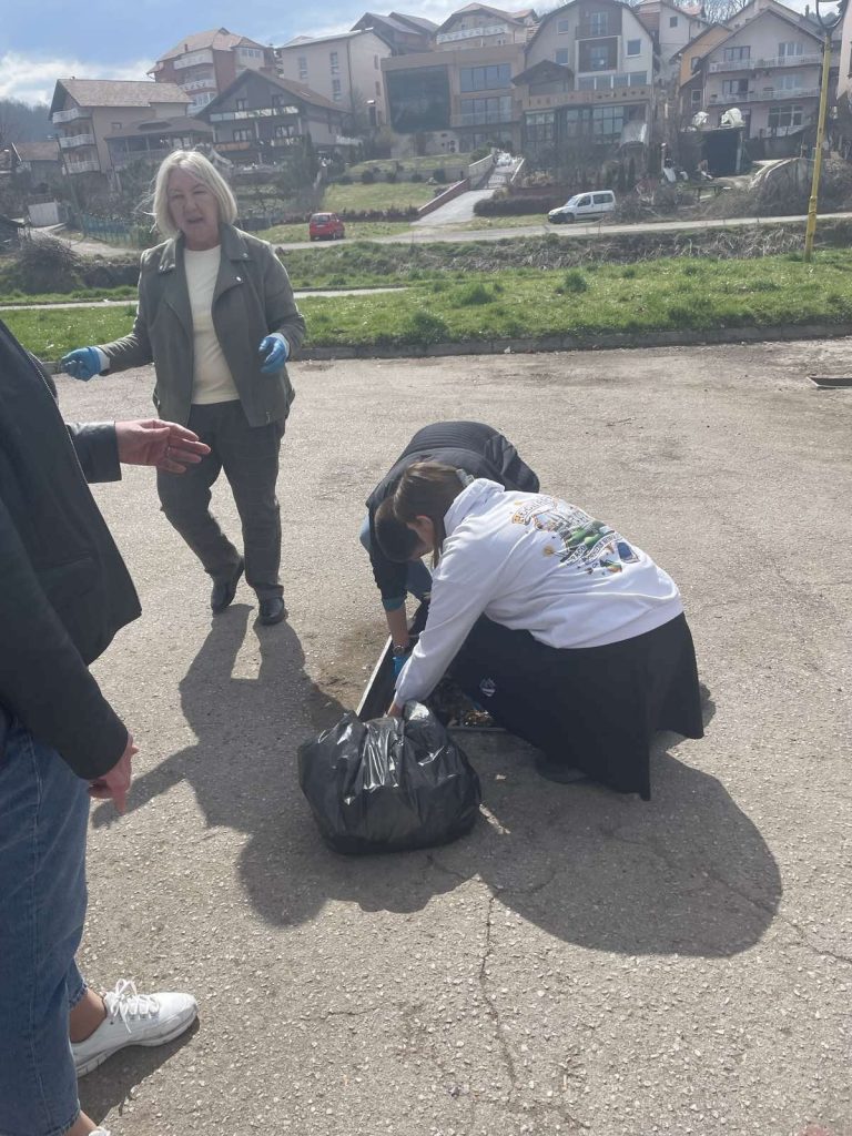 Učenici u akciji čišćenja MZ Slavinovići