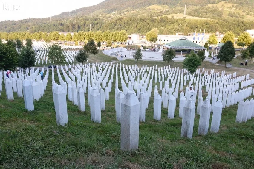 Danas 20 godina od prve dženaze u Potočarima