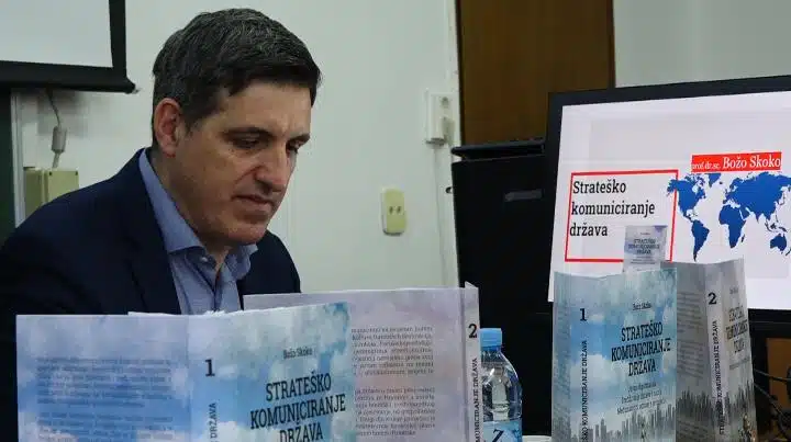 (VIDEO) U Tuzli predstavljena knjiga: Strateško komuniciranje država, autora Bože Skoke |