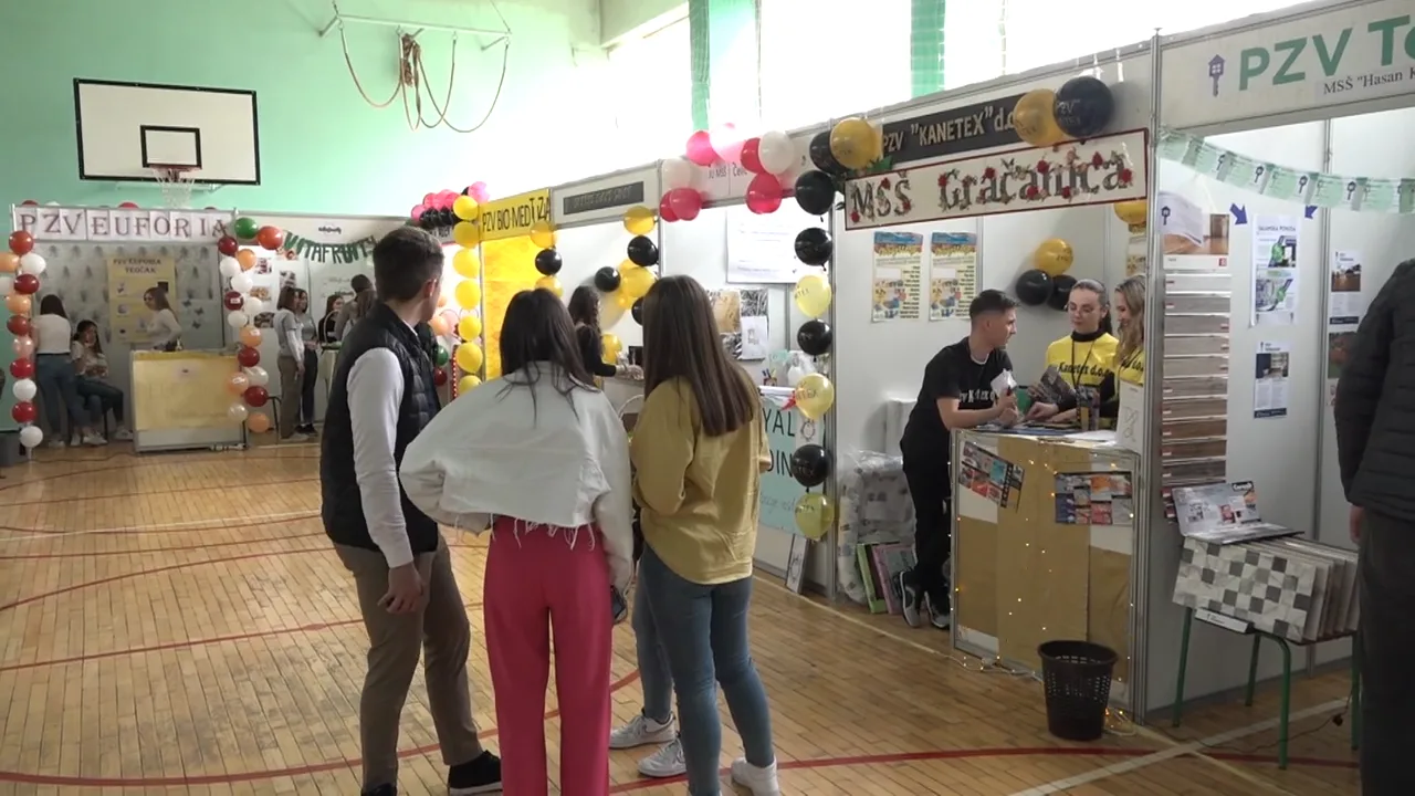 (VIDEO) U Ekonomsko-trgovinskoj školi Tuzla održan Školski sajam preduzeća za vježbu |