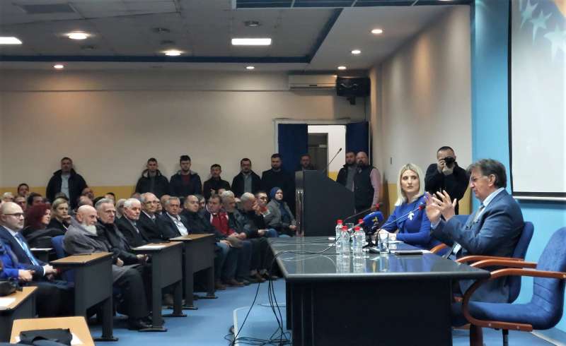 akademik ejup ganić održao tribinu u povodu dana nezavisnosti u tuzlanskom bkc-u |