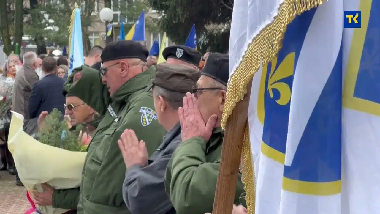 Dan nezavisnosti BiH u Živinicama obilježen defileom |