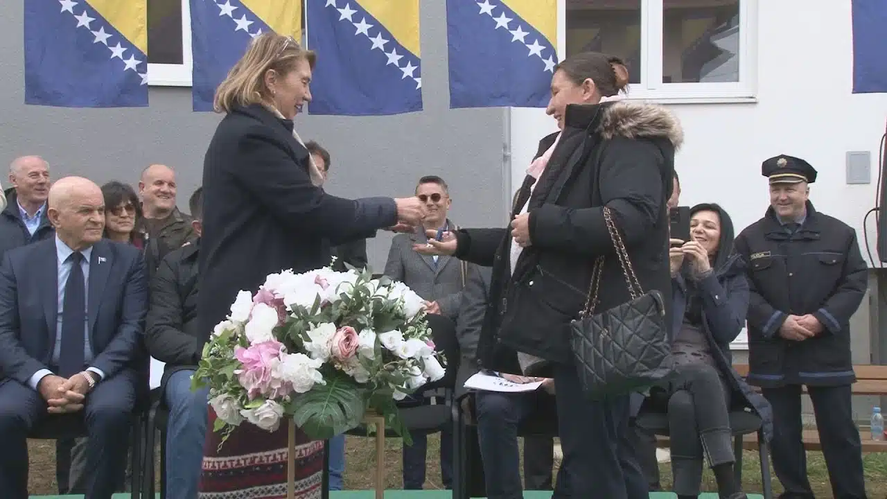 Ključeve novih stanova dobilo 20 raseljenih porodica