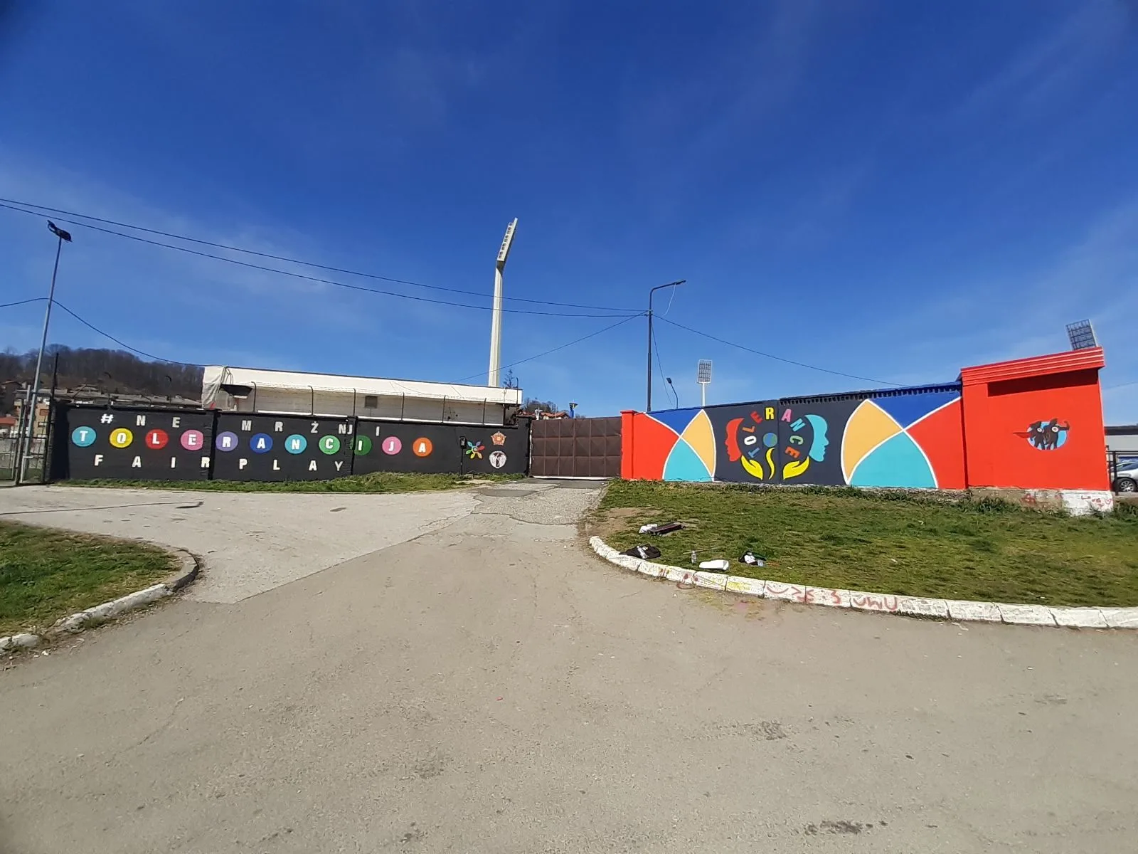 Oslikan mural tolerancije koji krasi zidove sportskog stadiona Tušanj |
