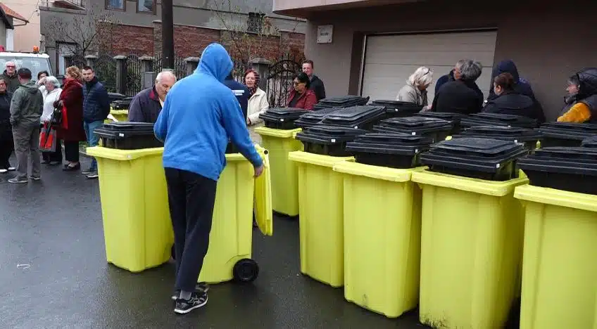 (VIDEO) U Mjesnoj zajednici Mejdan podijeljene kante za primarnu selekciju otpada |