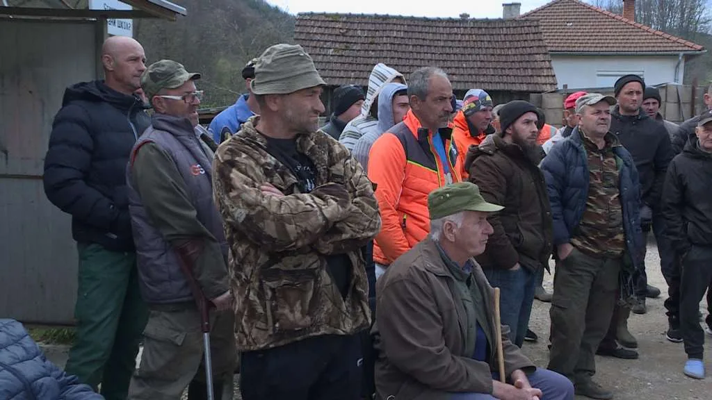 Mještani Rašljana blokirali prilazni put selu zbog najavljenog izvoza drvnih trupaca s tog područja |