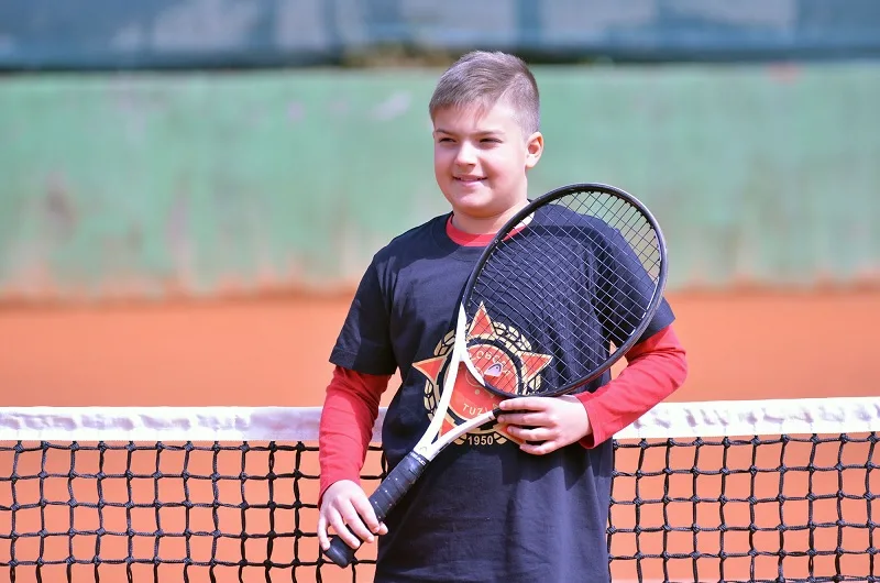 Desetogodišnji Tuzlak Boris Jelinić plijeni pažnju u svijetu tenisa