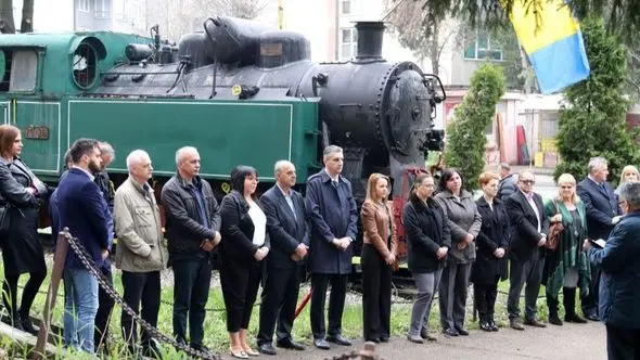 U povodu Dana Armije RBiH položeno cvijeće na spomen–obilježju ispred Upravne zgrade Poslovnog područja Tuzla – Željeznica FBiH |