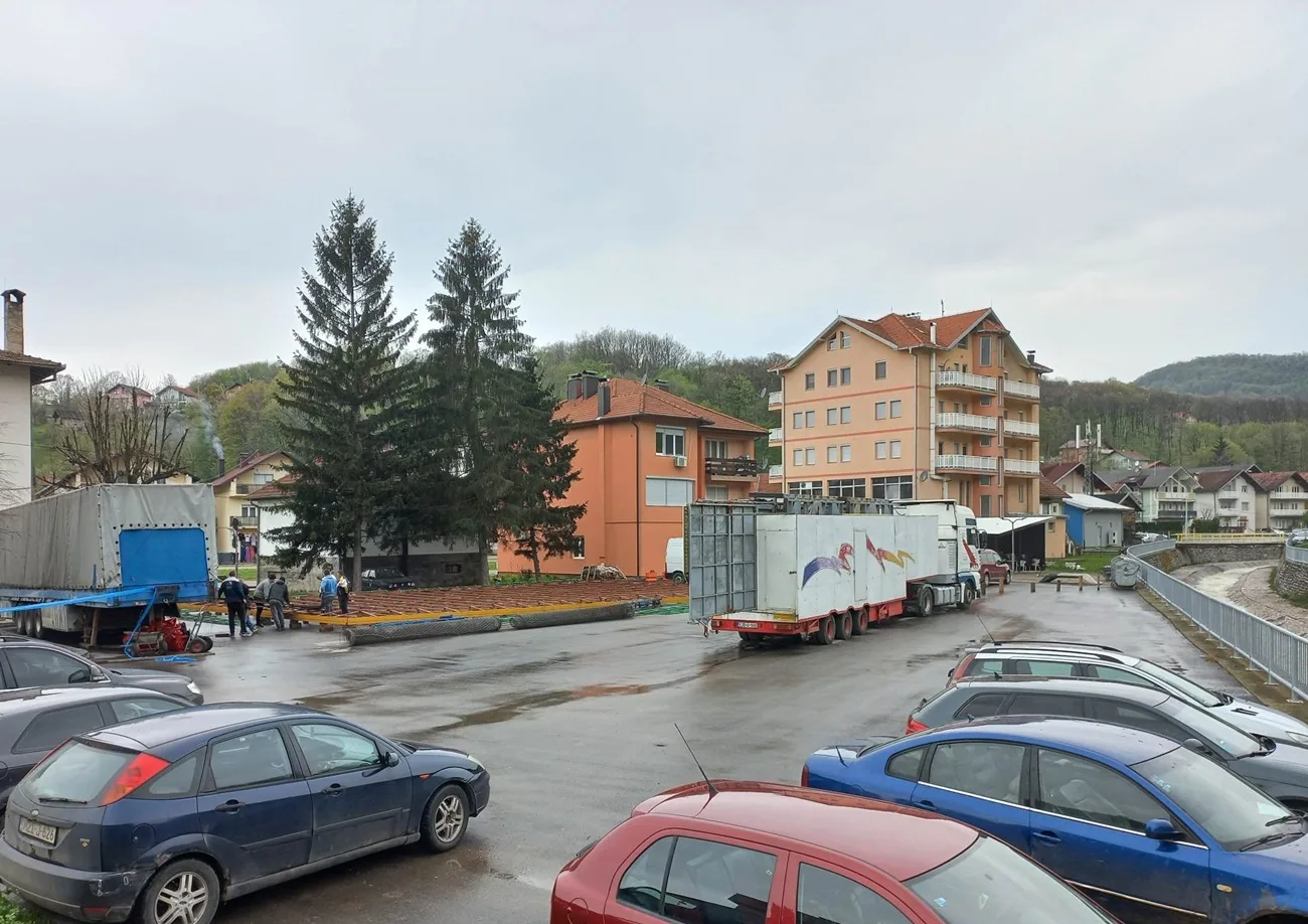 Počelo postavljanje zabavnog parka za Prvomajski vašar u Sapni