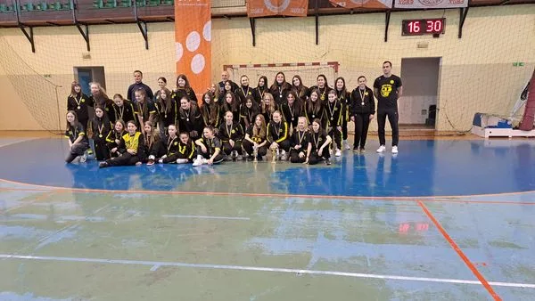 Pehari i medalje za članice omladinskog pogona ženskog rukometnog kluba Živinice