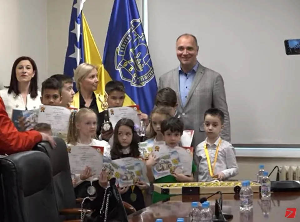 (VIDEO) U Gradskoj upravi organizovan prijem za mališane, učesnike takmičenja Brainobrain |