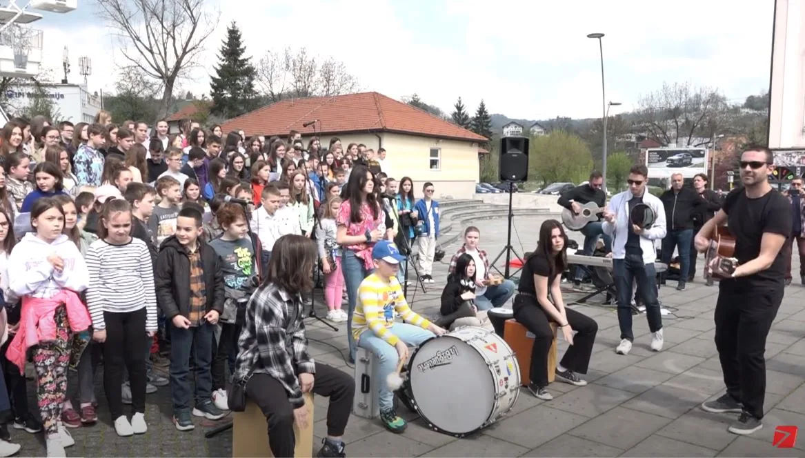 (VIDEO) Tuzlanski osnovci pjesmom obilježili Dan planete Zemlje |