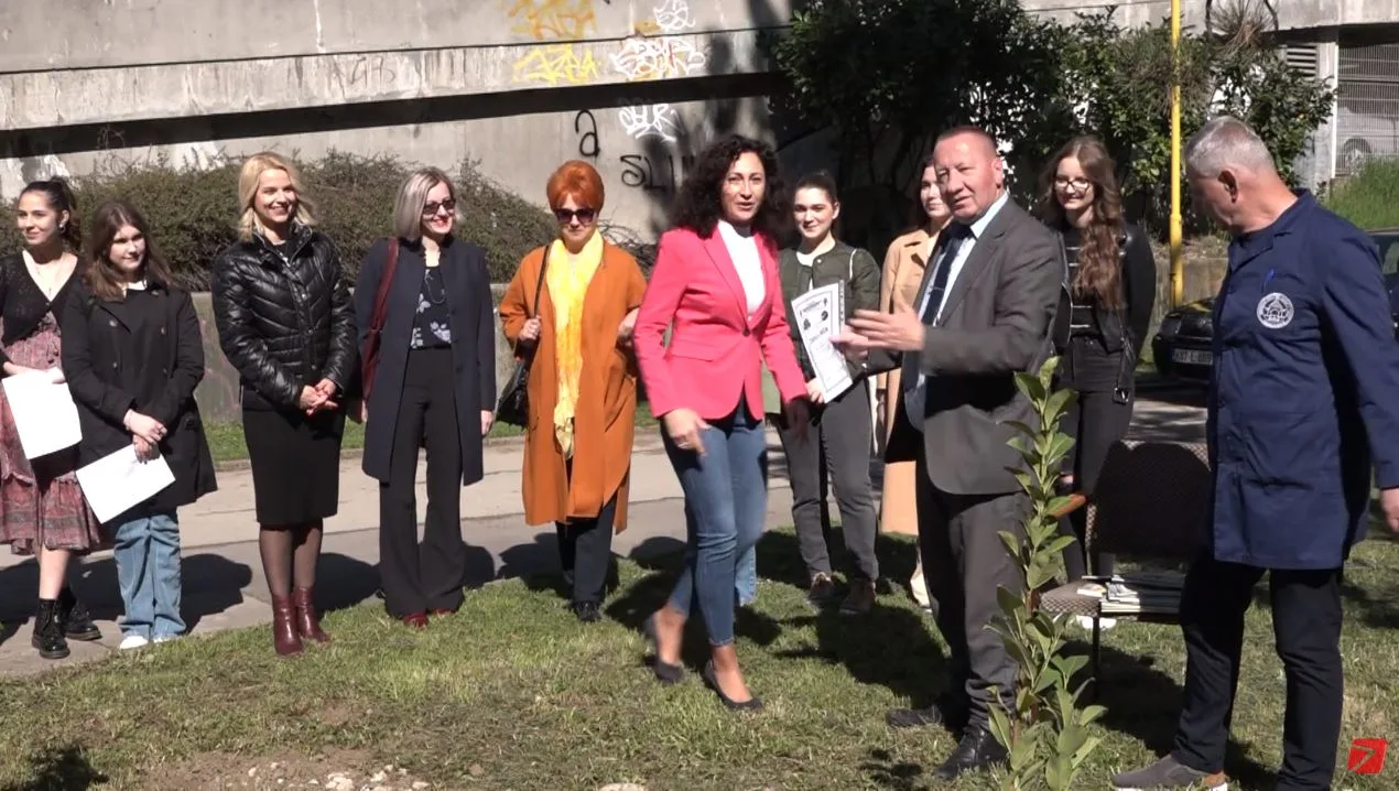 (Video) Sadnjom lovora višnje u dvorištu Gimnazije Meša Selimović Tuzla, počelo obilježavanje 22.aprila Dana planete Zemlje |