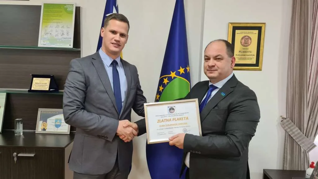 Vlada TK dobila Zlatnu plaketu za zasluge u poboljšanju statusa romskog naroda |