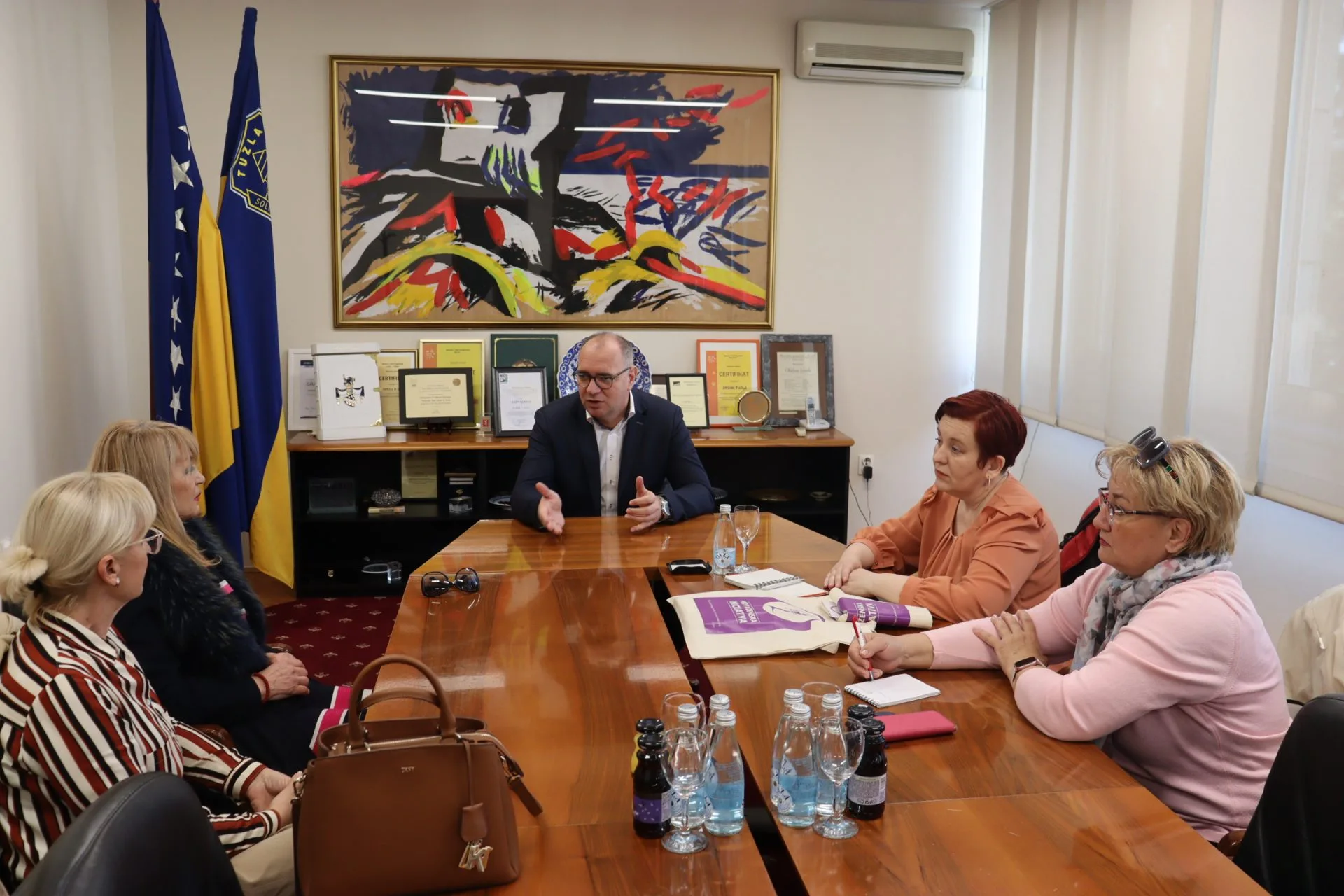Predstavnice UG “Nova ženska inicijativa” Tuzla na sastanku sa gradonačelnikom Lugavićem |