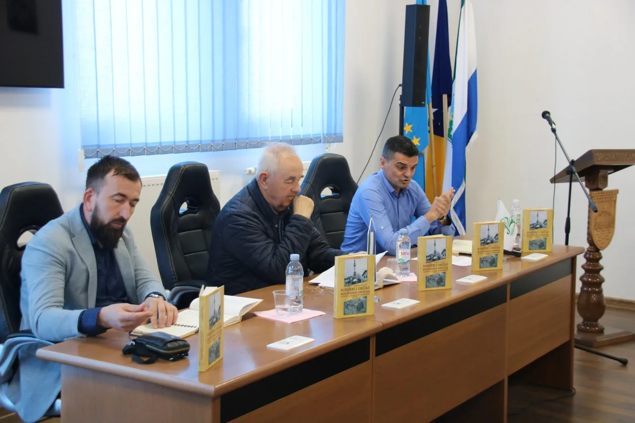 U Teočaku promovisana knjiga ”Korijeni i običaji mog rodnog zavičaja: Jasikovac, Ogorelica i Mumbašići” (AUDIO+FOTO)