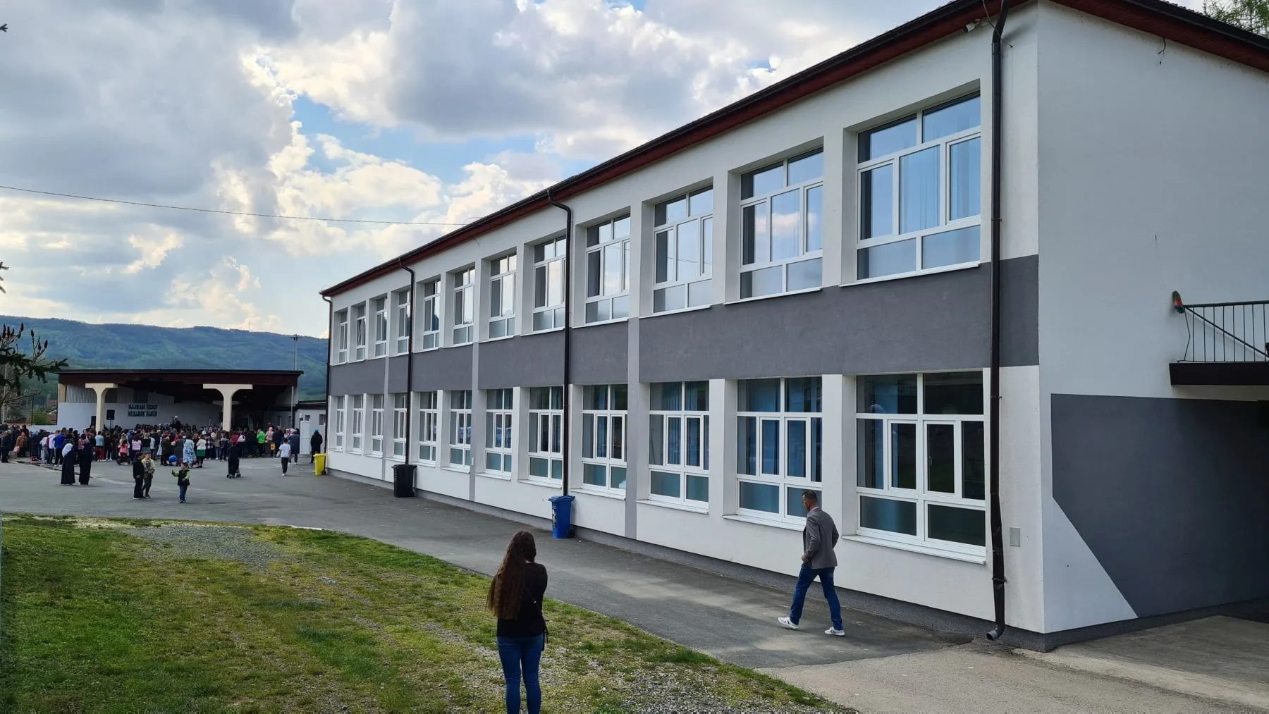 Vlada TK u posjeti OŠ “Lukavica” u Gračanici: Završena rekonstrukcija i utopljavanje fiskulturne sale |
