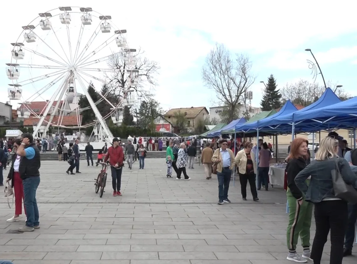 (Video) Proljeće u Tuzli: Sajam domaćih proizvoda i rukotvorina na Trgu slobode |