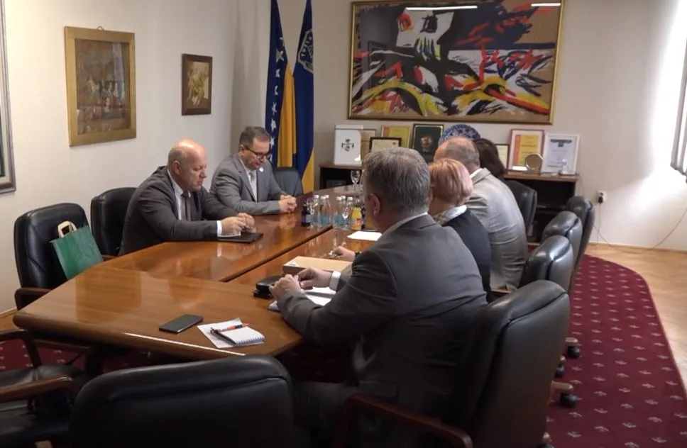 Grad Tuzla nastavlja podržavati obilježavanje godišnjice genocida nad Bošnjacima (VIDEO)