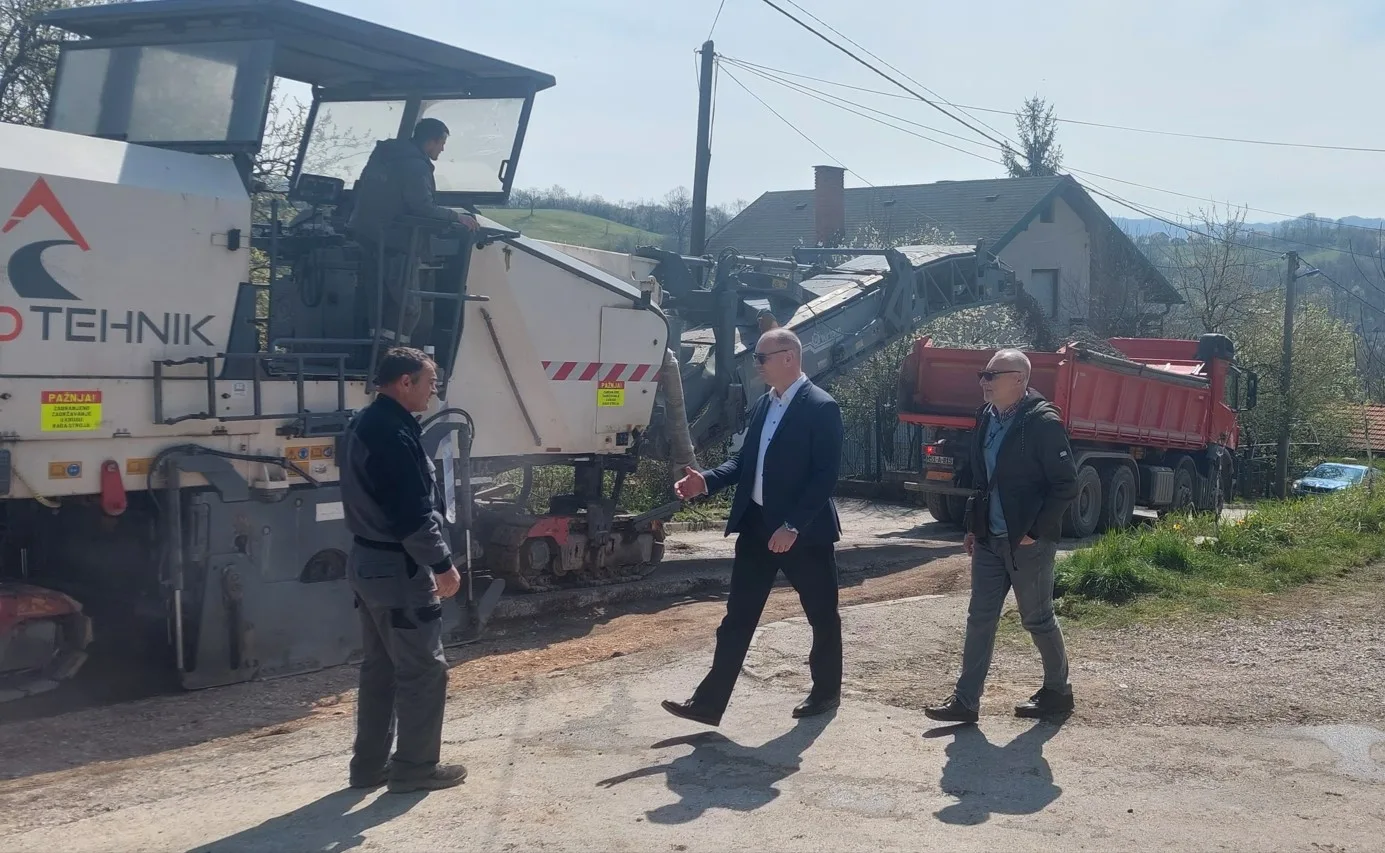 (Foto) Radovi na sanaciji dijela ulice Kozlovačke čete u Mjesnoj zajednici Centar i u naselju Grabovica |
