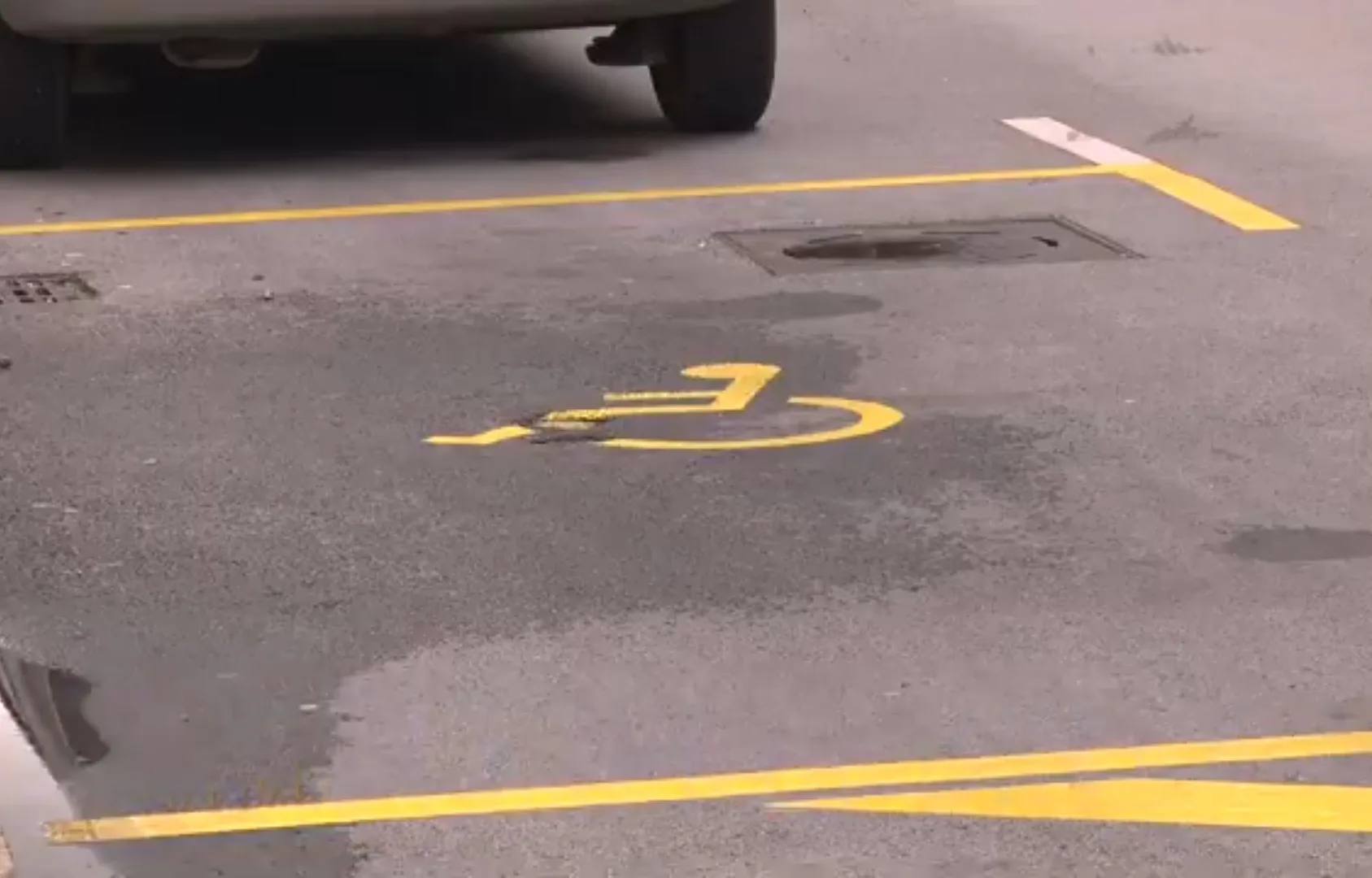 Uskoro veće kazne za vozače koji zauzmu parking mjesto namijenjeno osobama s invaliditetom