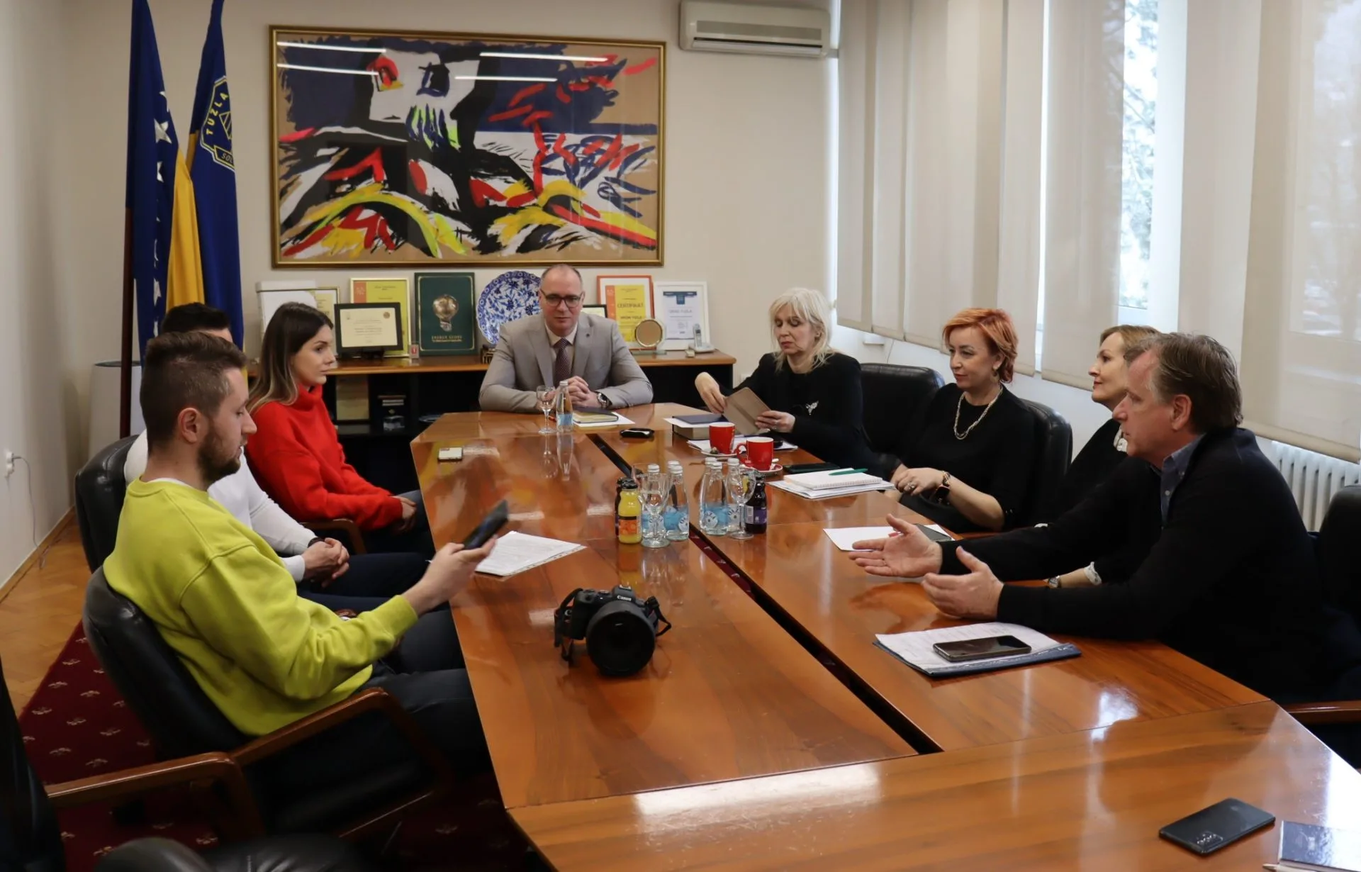Gradonačelnik Grada Tuzle, dr.sc. Zijad Lugavić, danas se, sa saradnicima, sastao sa predstavnicima aktivističkog pokreta “Karton revolucija”, Adijem Selmanom, Nedimom Musićem i Lejlom Bašić. |