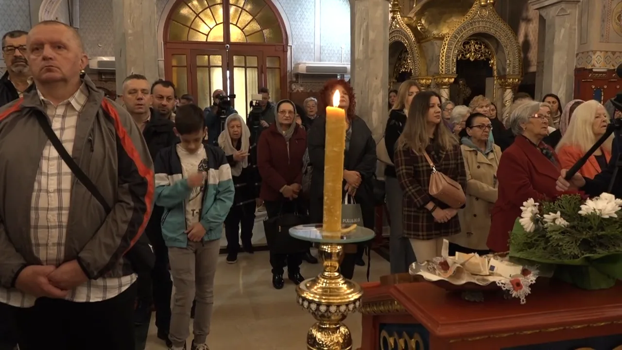 (Video) Pravoslavci proslavljaju Vaskrs, služena vaskršnja liturgija u Tuzli |