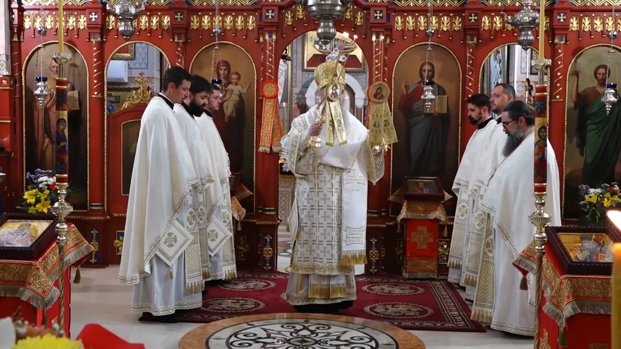 (Video) Njegovo preosveštenstvo episkop zvorničko-tuzlanski Fotije u Sabornom hramu u Tuzli služio Svetu arhijerejsku liturgiju |