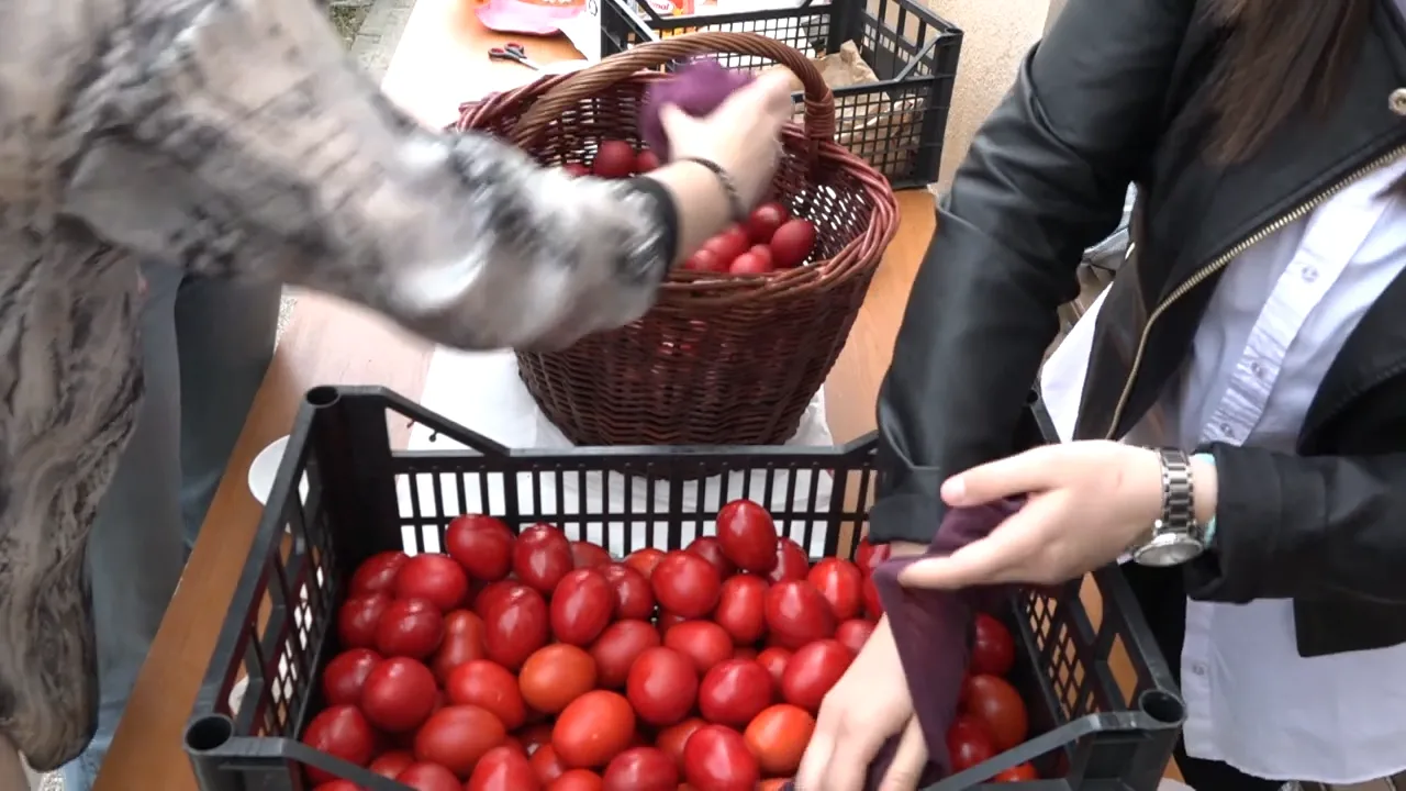 “Priča za vikend”: U dvorištu pravoslavne crkve u Tuzliupriličeno tradicionalno farbanje vaskršnjih jaja |