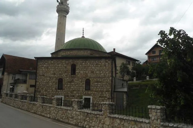 Vjernici ispunili džamije širom TK: Dobročinstvo obogatimo bajramskim milosrđem |