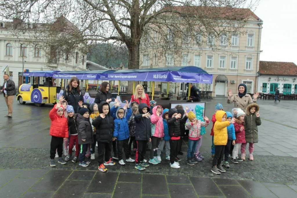 Počeo saobraćati turistički vozić u Tuzli (VIDEO)