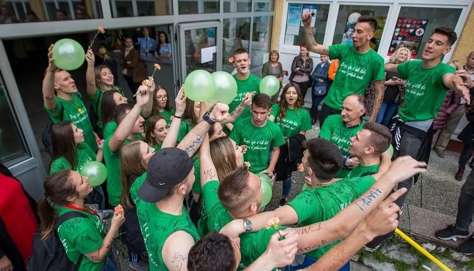 Evo kada bi maturanti srednjih škola mogli dobiti po 300KM od Vlade TK