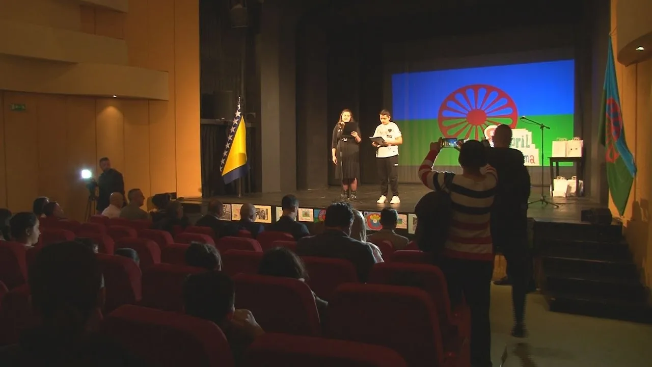 Odličnim učenicima Romima dodjeljene stipendije |